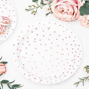 Assiettes blanches avec pois
